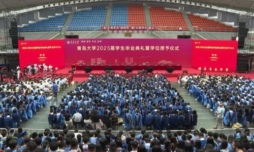 青岛大学2025届学生毕业典礼暖场热歌联唱 - 恶狼视频 -狐狸小站