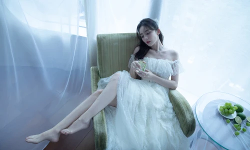【93】美女壁纸 性感 写真 古力娜扎 白色 礼服 清纯 美腿  4K 超清壁纸3840_2160@青蛙壁纸-笨猫小站