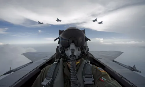 【7942】军事壁纸 驾驶舱 F-15鹰 美国空军 军用飞机 飞行员  2K 高清壁纸2560_1440@青蛙壁纸-笨猫小站