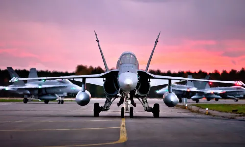 【7944】军事壁纸 FA-18 大黄蜂飞机 军用飞机  2K 高清壁纸2560_1440@青蛙壁纸-笨猫小站
